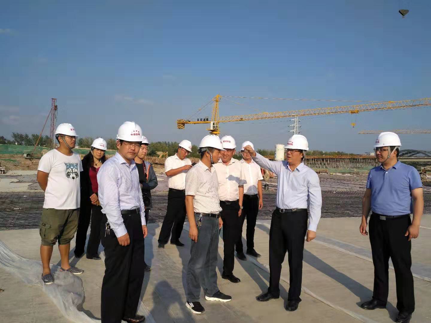 管亚光同志带队检查住建行业国庆安全生产工作